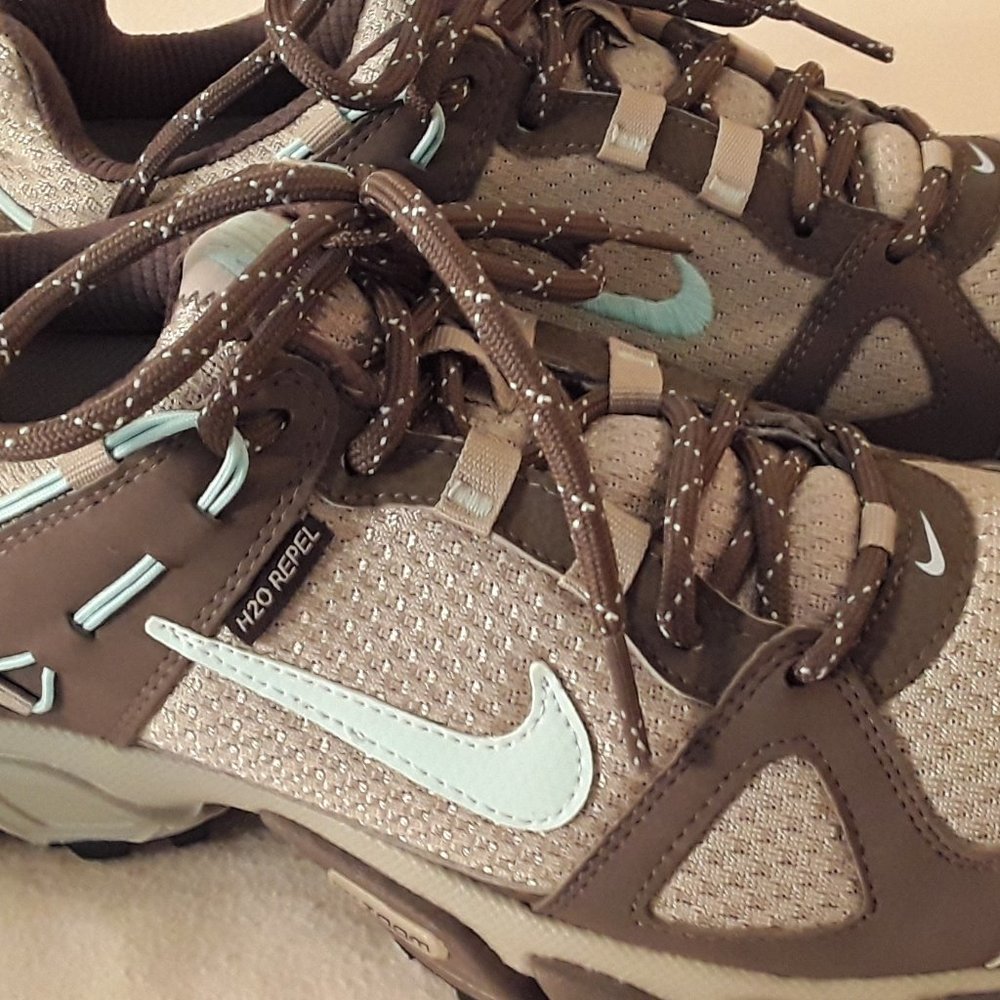 NIKE AIR ZOOM TRAIL SHOES W/H20 REPEL PROTECTION 9